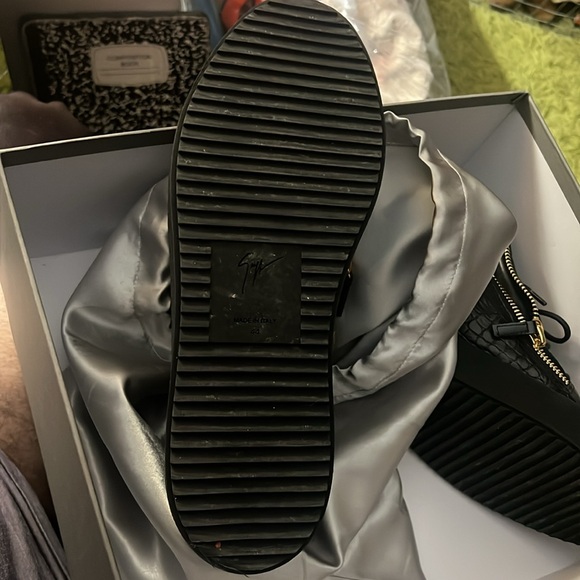 Giuseppe Zanotti sneakers ru70014 $795.00 price tag on the box - Picture 3 of 9